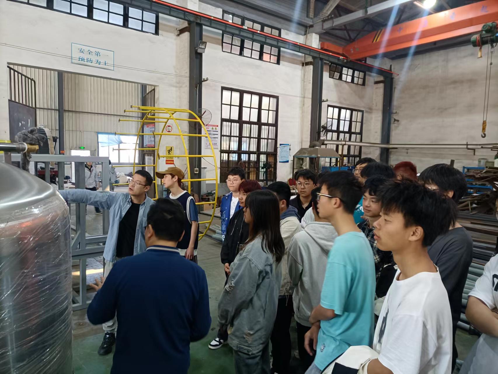湖南工程学院近200名学生来球盟会认知实习