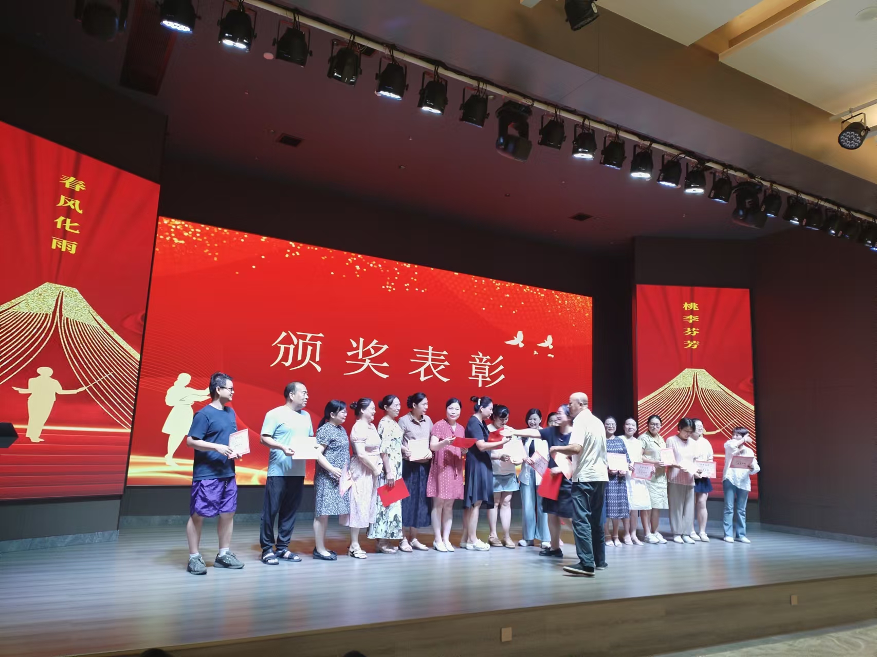 9月10日，曙光学校教师节文艺晚会在球盟会溢香园酒店举办